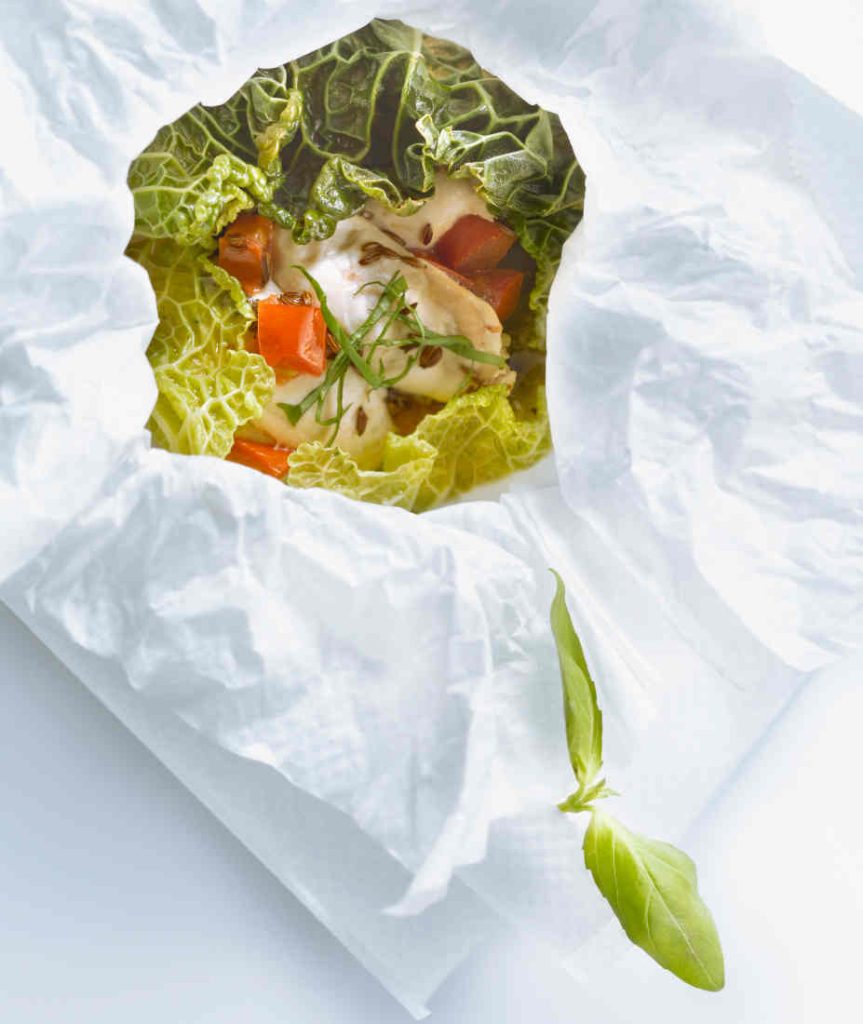 Papillote de blanc de poulet, chou, tomate et basilic