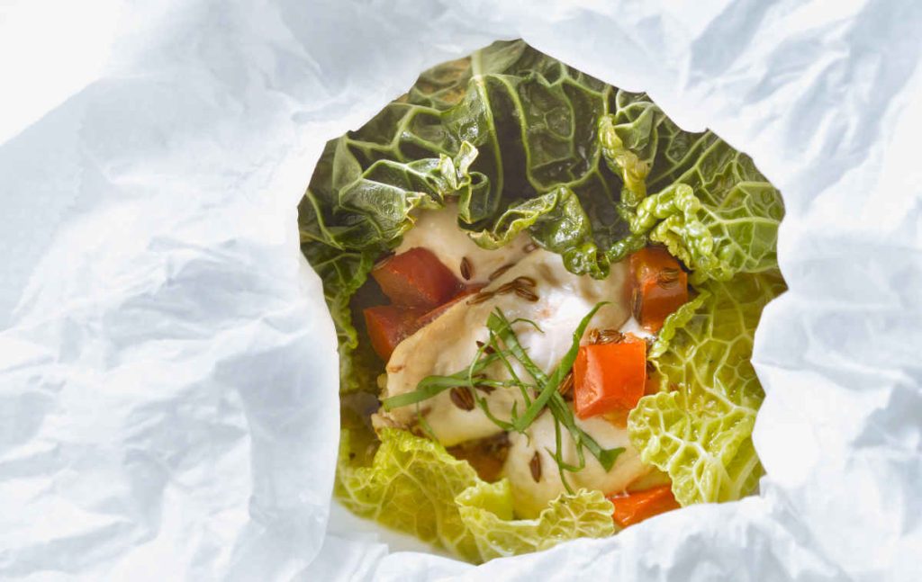 Recette de papillote de blanc de poulet, chou, tomate et basilic